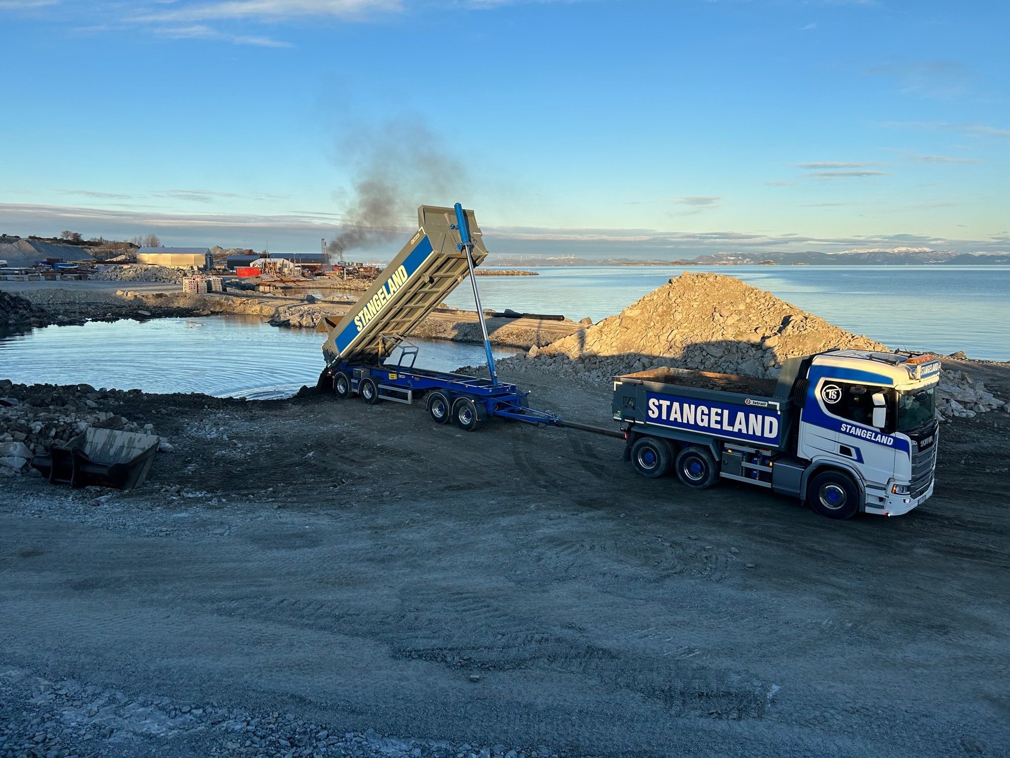 Stangeland-lastebil tipper steinmasser ved Hanasand på Rennesøy
